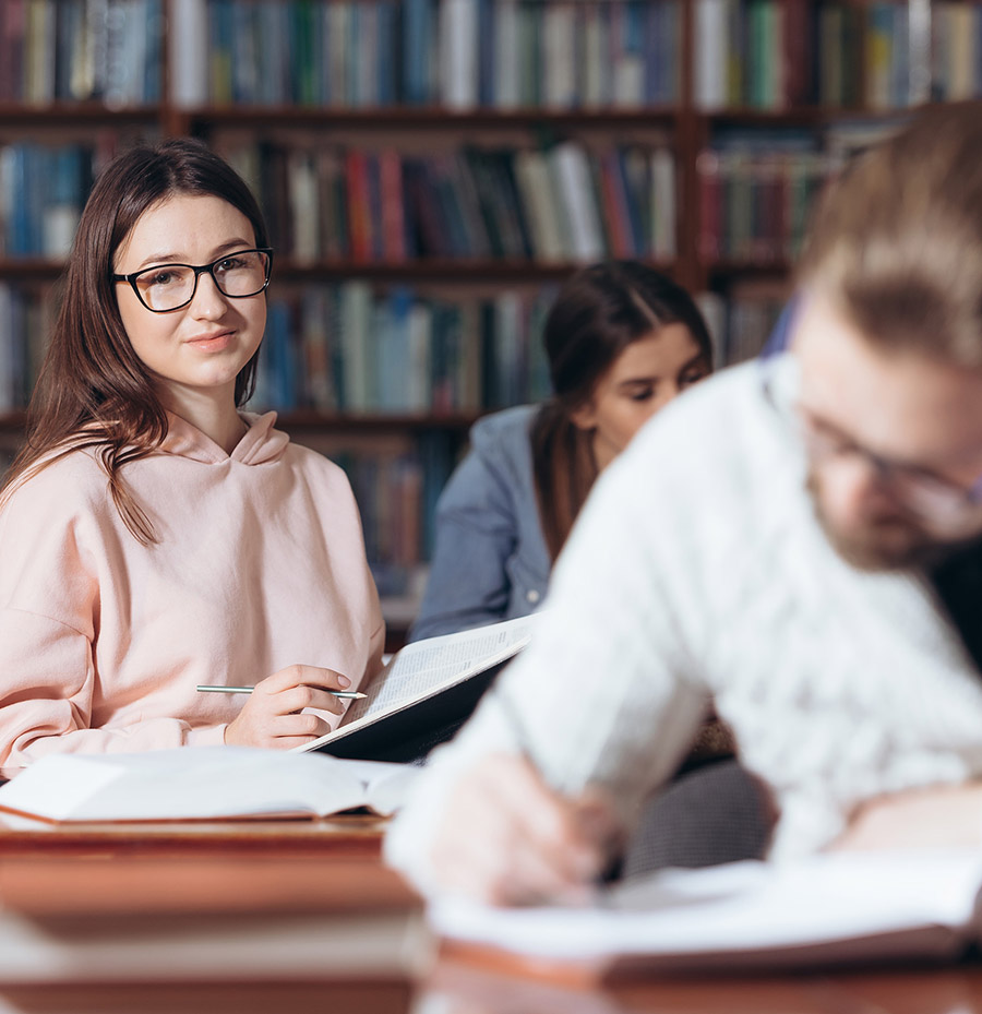 estudiantes en biblioteca