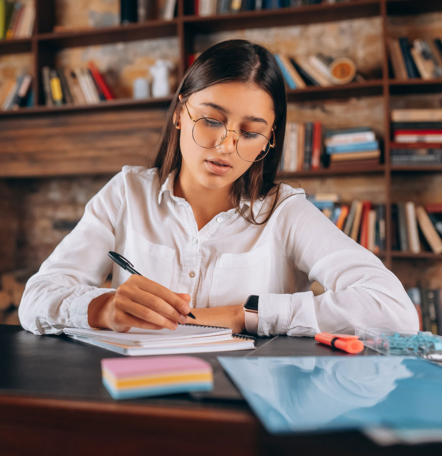 estudiante con cuadernos