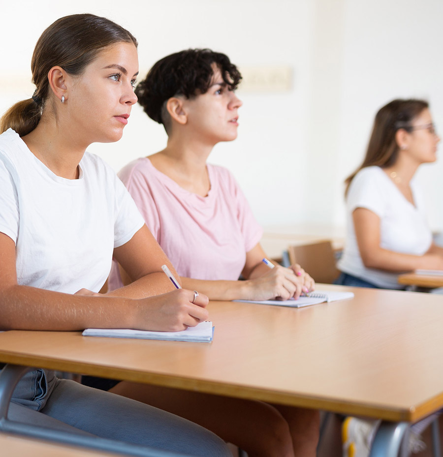 estudiantes escribiendo