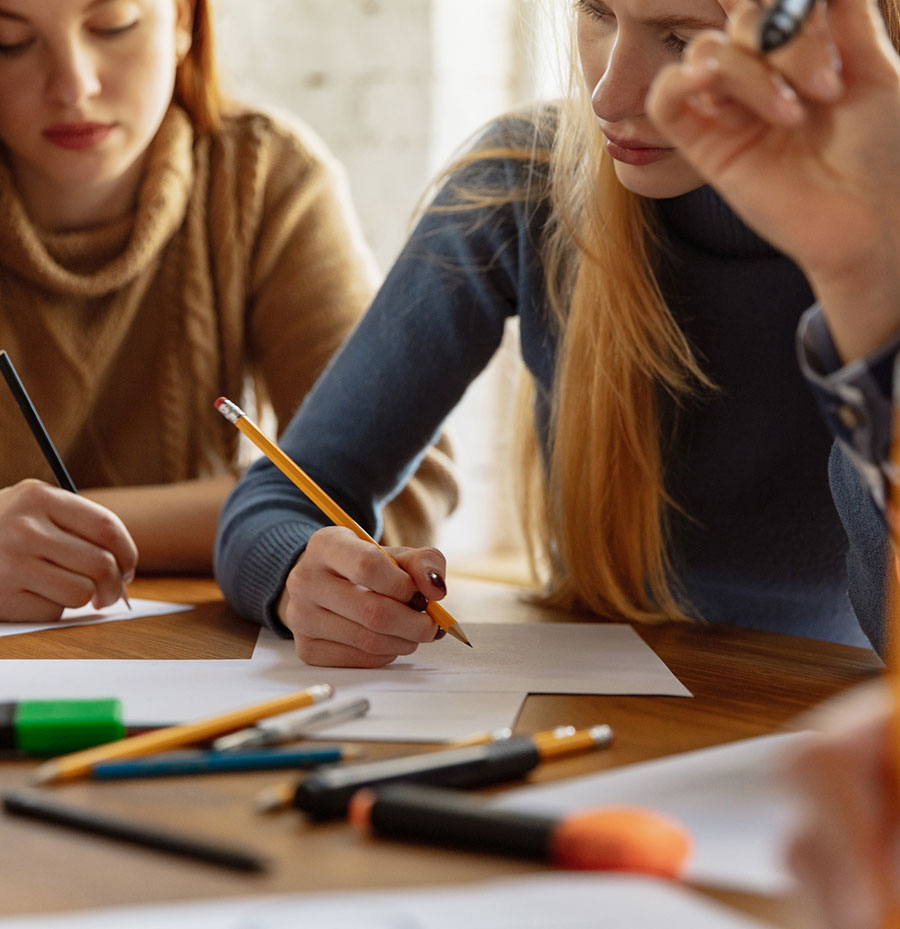 estudiantes escribiendo