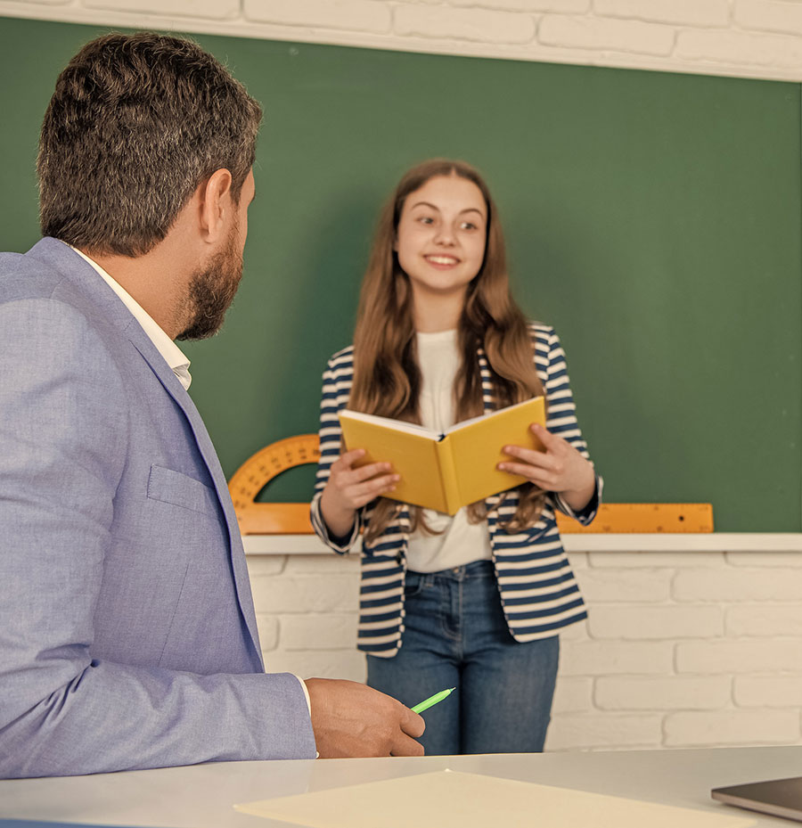 estudiante en exposición